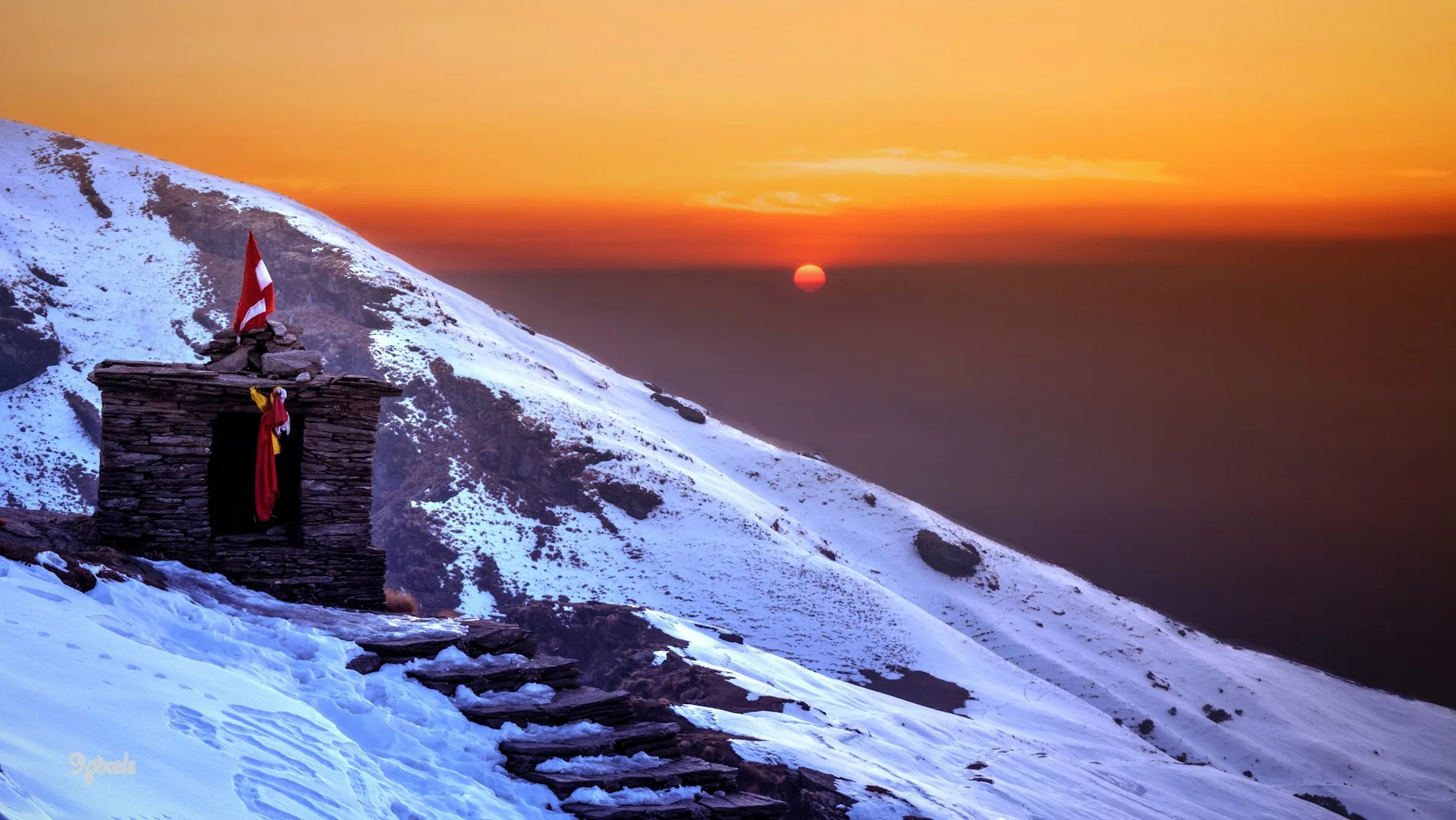 Avoid Traffic and Discover Snowy Retreats in Uttarakhand and Himachal Pradesh
